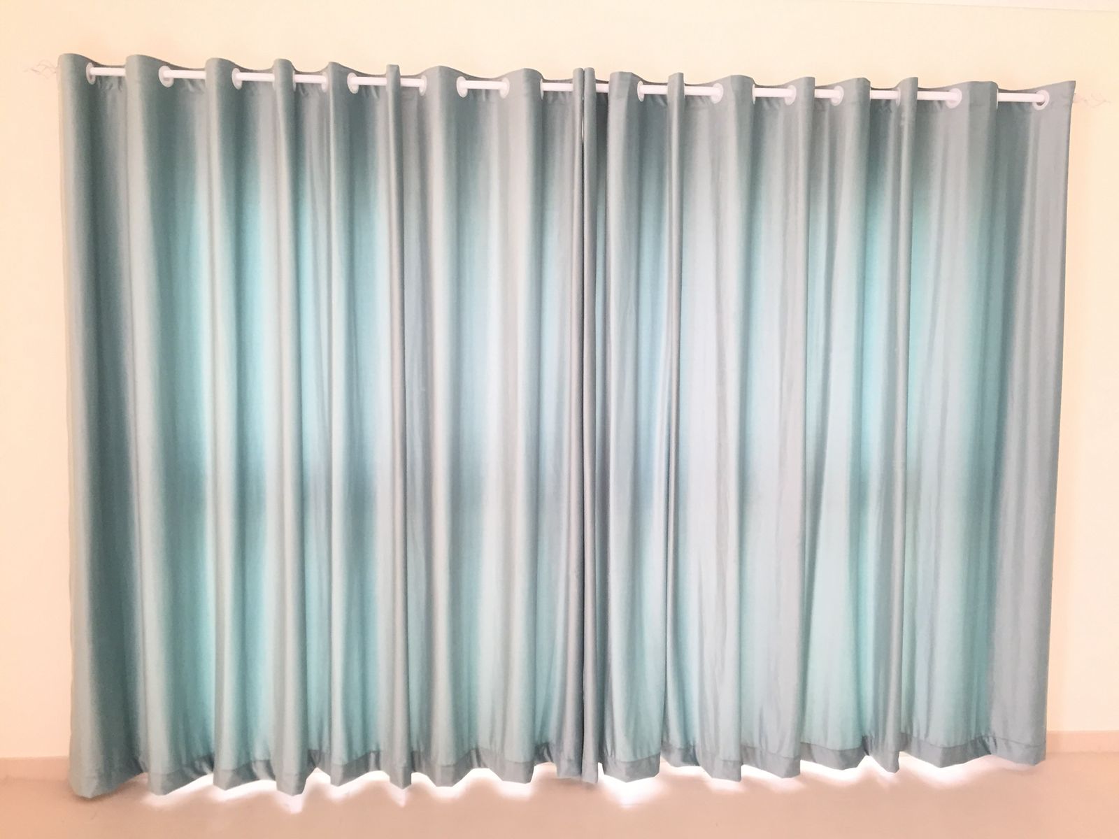 Eyelet curtains in Dubai with modern wave folds and elegant fabric design